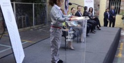 Uniforme escolar neutro. Niñas podrán usar pantalón y los niños falda