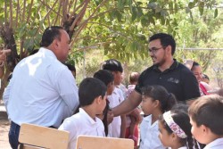 Dotan de mobiliario a primaria de Japuino
