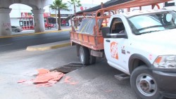 Un serio peligro para automovilistas representa una alcantarilla abierta