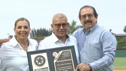JESÚS VALDEZ ES HOMENAJEADO POR LA LIGA CLASE ABIERTA