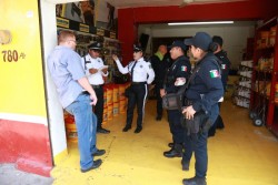 Policías se acercan a la ciudadanía
