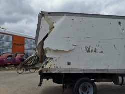 Conductor de camioneta sale ileso de accidente ferroviario