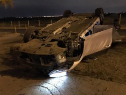 Automóvil choca con palmera y queda volcado sobre el camellón en la avenida La marina