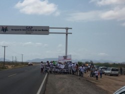 Con reclamos y protestas reciben a AMLO en Los Mochis