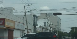 Poste de luz a punto de caerse