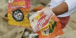 Encuentran envolturas y plásticos de hace décadas en playa de Mazatlán