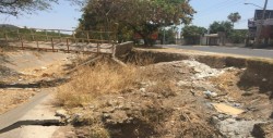 Dañado puente peatonal  que pasa por la calle Aztlán