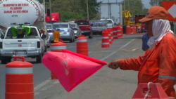 Filas de espera de vehículos se forman en carretera por obra en construcción