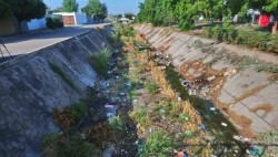 Sin atender el llamado de la limpieza del arroyo en Villa Bonita