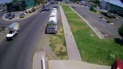 Se vuelca pipa con combustible; evacúan escuelas en el sector Barrancos