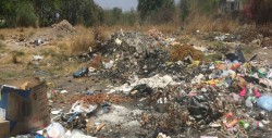 En la colonia 5 de mayo hay un lote baldío con basura