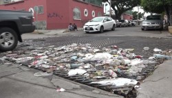 Satura basura ahora las 'rejillas' de calles en Mazatlán