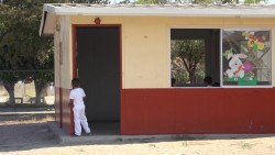 Toman clases en aulas de lámina y les prometen... techumbre