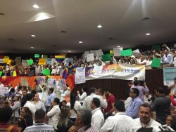 En medio de protestas a favor y en contra se discute la ley de matrimonio igualitario en el Congreso de Sinaloa