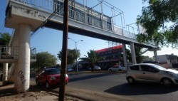 Peligro no utilizar los puentes peatonales
