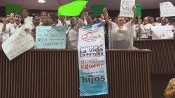 Protestan religiosos y LGBT en el congreso