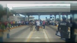 Toman productores de nueva cuenta la caseta de peaje de Cuatro Caminos en Guasave