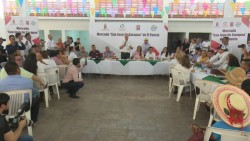Gobernador se compromete con comerciantes de El Fuerte