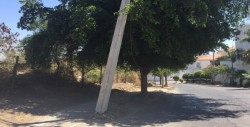 Un poste de energía eléctrica cada vez está más ladeado.