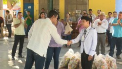 Entregan Laptop a estudiante destacado