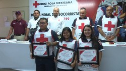 Reconocen a socorristas de la cruz roja