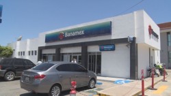 Asaltan banco frente a la UAdeO