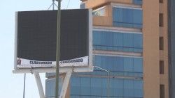 Clausura Ayuntamiento espectaculares irregulares, pero los deja operando con publicidad