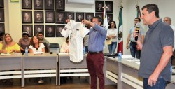Presentan uniformes para operadores de ambulancias del municipio