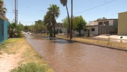 Importante fuga de agua en Álamos 1
