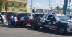 Retira la SSPyTM vehículos en venta de centro comercial