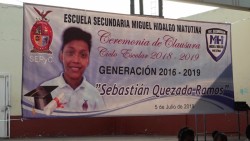 Lo asesinan, pero sus compañeros de secundaria lo vuelven 'inmortal'