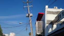 Peligro, poste ladeado en las Quintas