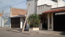 Poste muy ladeado en la Colonia Emiliano Zapata