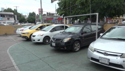 Piden que cancha deportiva deje de ser usada como estacionamiento
