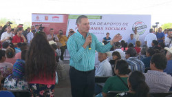 Comunidades marginadas reciben apoyos