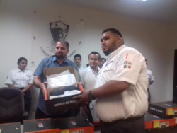 Entregan botas tácticas a paramédicos