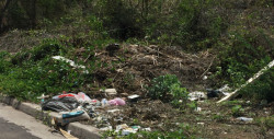baches y basura por la calle del Pirul