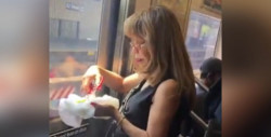 ¡Qué elegancia la de Francia!, mujer es captada comiendo tacos con tijeras