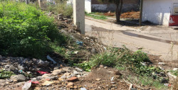 Calle colapsada y llena de baches