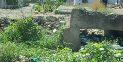 Canalito con basura alrededor