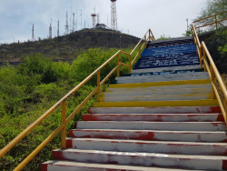Vandalizan escaleras de colores en la pérgola
