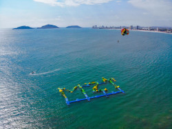 Los mejores destinos turísticos tienen parque acuático, y lo mejor, ¡sobre el mar!