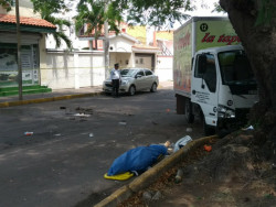 Intenta evitar  choque  con auto y se estrella con árbol, pierde la vida