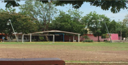 Lámparas ladeadas en un parque de Laureles Pinos