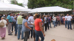 Llevan apoyos a 'El Aguajito'