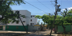 Postes ladeados en Infonavit Las Flores