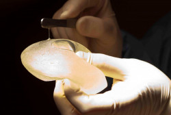 ¡Implantes mamarios, riesgosos para la salud!