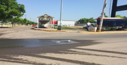 Fuga de agua por la calle Tarahumaras