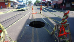 Cuidado con enorme socavón sobre la Obregón