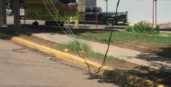 Cables tirados en plena banqueta